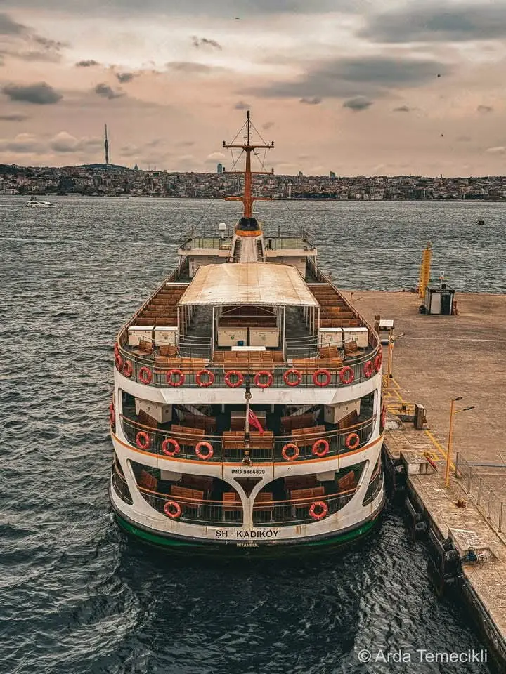 İstanbul’un kalbinde, denizin iki yakasını birleştiren vapur..
