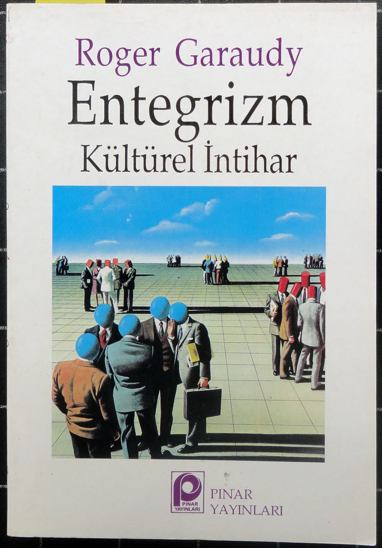 modern değişime direnç gösterme, dini ya da siyasi anlayışları geçmişteki yapılarıyla özdeşleştirme durumu olarak tanımlanmakta ve Yahudi, Hristiyan veya İslam kökenli olsun tüm entegrizmlerin toplumları içe kapatarak geleceğe yönelik büyük bir tehlike oluşturduğu belirtilmektedir. Roger Garaudy'nin bu küresel hastalığı derinlemesine analiz ettiği ifade edilmektedir.